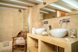 Douche, sèche-cheveux, serviettes fournies, savon