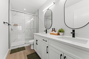 Douche, sèche-cheveux, serviettes fournies, savon