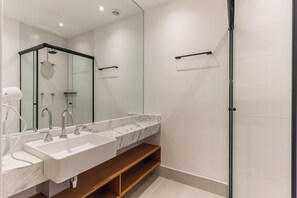 Ducha, secador de pelo, toallas, jabón