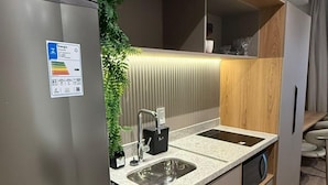 Et moderne køkken med et indbygget køleskab, vask og bordplade.