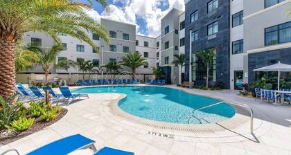 Modern 1 Bedroom Queen Suite Near Beaches