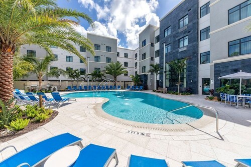 Accessible 2BR Pool-View Family Suite in Naples