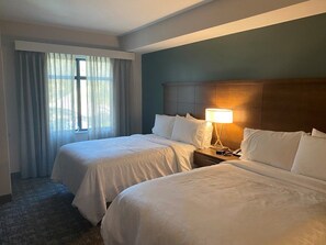 2 bedrooms, iron/ironing board, travel cot, free WiFi - Accessible 2BR Pool-View Family Suite in Naples (Naples)