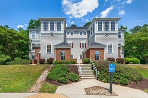 Unclassified image, 4 of 49, button - Two Units with 4BR Suite with Balcony, Spacious Living Room & Kitchen (Williamsburg)