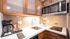 Réfrigérateur, four à micro-ondes, surface de cuisson, lave-vaisselle