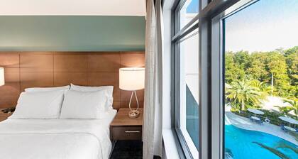 Pool-View Studio Suite Near Naples Beaches
