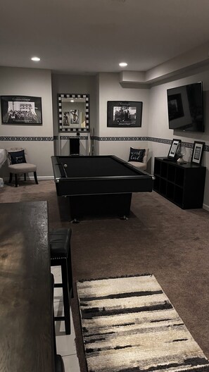 Games room - Cozy 2-bedroom Lower Level Home near ATL Airport with Pool Table& fitness room! (Atlanta)