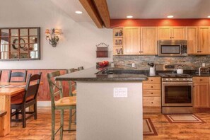 Een koelkast, een kookplaat