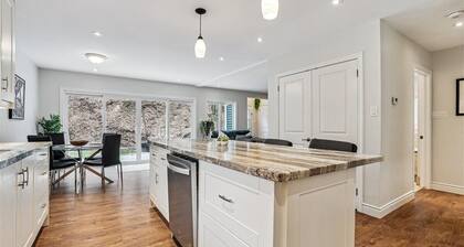 Creek Side Cottage - Hot tub, hiking, games