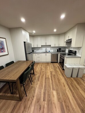 Private kitchen - Cozy Basement Suite in Ottewell - Pet and Family Friendly (Edmonton)