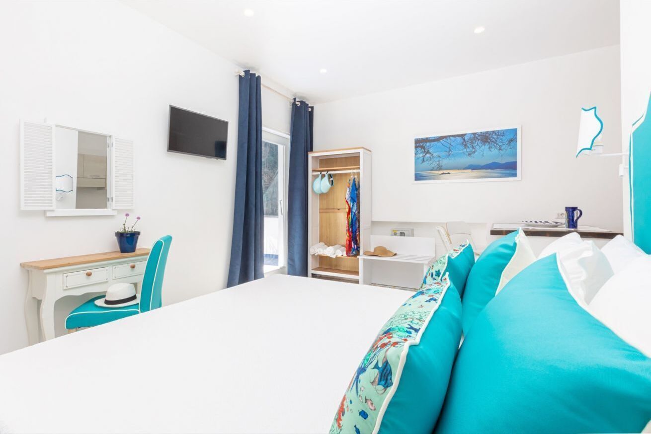 2 bedrooms, in-room safe, desk, iron/ironing board