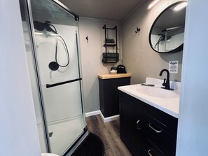 Secadora de cabello, toallas, jabón, papel de baño 