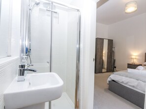 Shower - Capel Y Ffynnon (Llandudno Junction)
