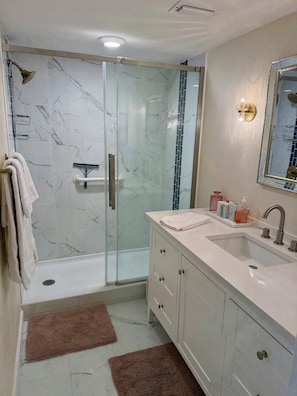 Dusche, Haartrockner, Handtücher, Seife