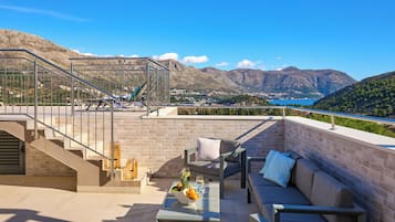 Íbúð (4 Bedrooms) | Svalir