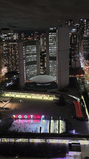 Aerial view - High-Rise Serenity in Heart of Downtown! Rare condo above Nathan Phillips Square (Toronto)
