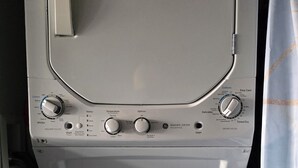 Voorweergave van een wasmachine en droger combinatie met bedieningsknoppen, een startknop en een ENERGY GUIDE label dat 782 kWh per jaar aangeeft.