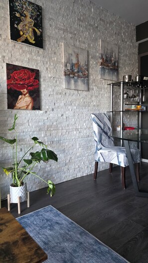 Interior - High-Rise Serenity in Heart of Downtown! Rare condo above Nathan Phillips Square (Toronto)