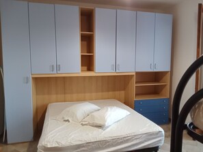 6 habitaciones, tabla de planchar con plancha y ropa de cama 