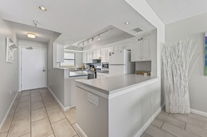 Fridge, microwave, oven, stovetop - Tranquil 2-bedroom condo, Delightful Navarre (Navarre)