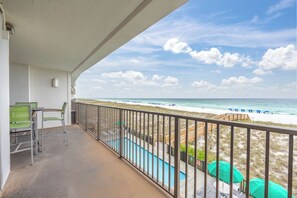 Outdoor dining - Tranquil 2-bedroom condo, Delightful Navarre (Navarre)