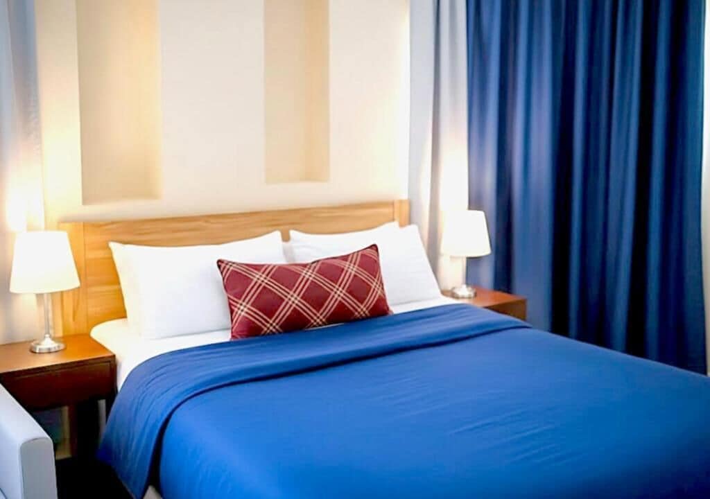 Escritorio, espacio para trabajar con laptop y wifi gratis 