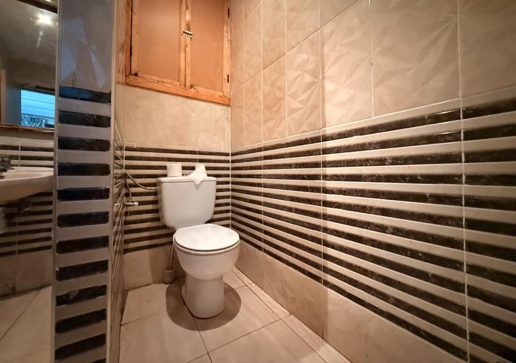 Secador de pelo, toallas, jabón, papel higiénico