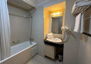 Een haardroger, handdoeken, zeep, toiletpapier