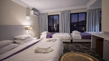 Habitación cuádruple Confort | Escritorio, espacio para trabajar con laptop y wifi gratis