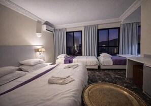 舒適四人房 | 書桌、手提電腦工作空間、免費 Wi-Fi