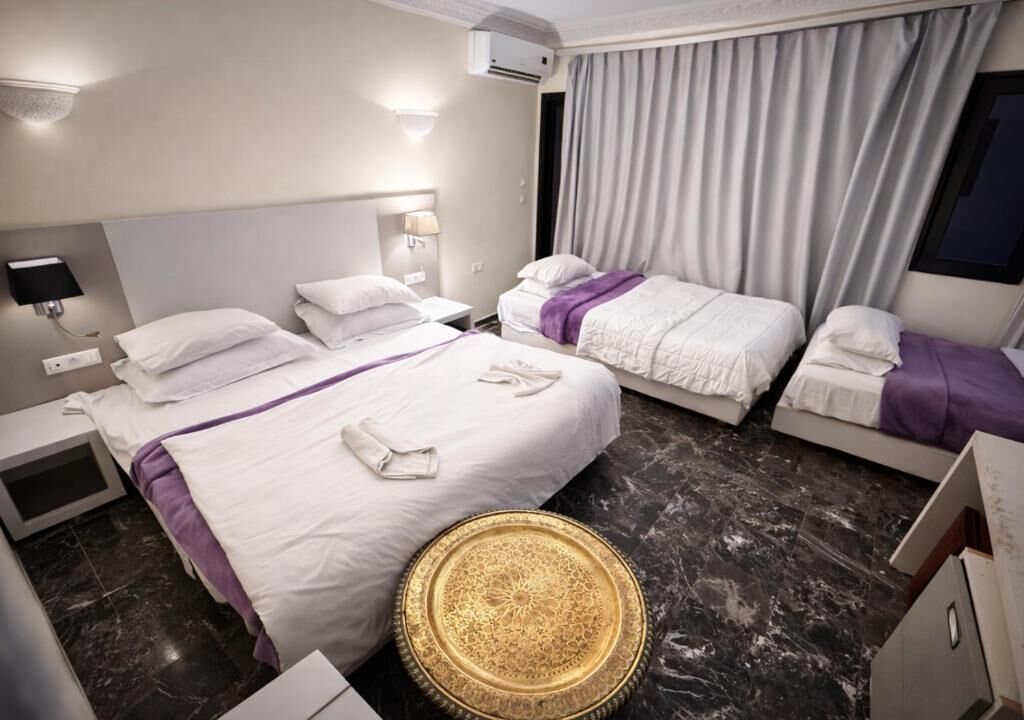 Phòng 4 tiện nghi đơn giản | Bàn, khu vực làm việc phù hợp cho laptop 