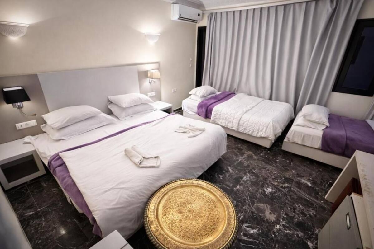 Phòng 4 tiện nghi đơn giản | Bàn, khu vực làm việc phù hợp cho laptop