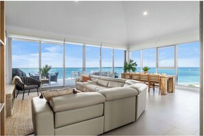 Smart TV - The Azure Grand Penthouse I Private Hot Tub & Views (oranjestad)