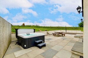 Outdoor dining - Rural Cottage, 3 beds, 3 bath, log burner, HOT TUB (Pembrokeshire)