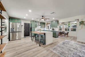 Refrigerador, microondas, horno y parrilla de estufa 