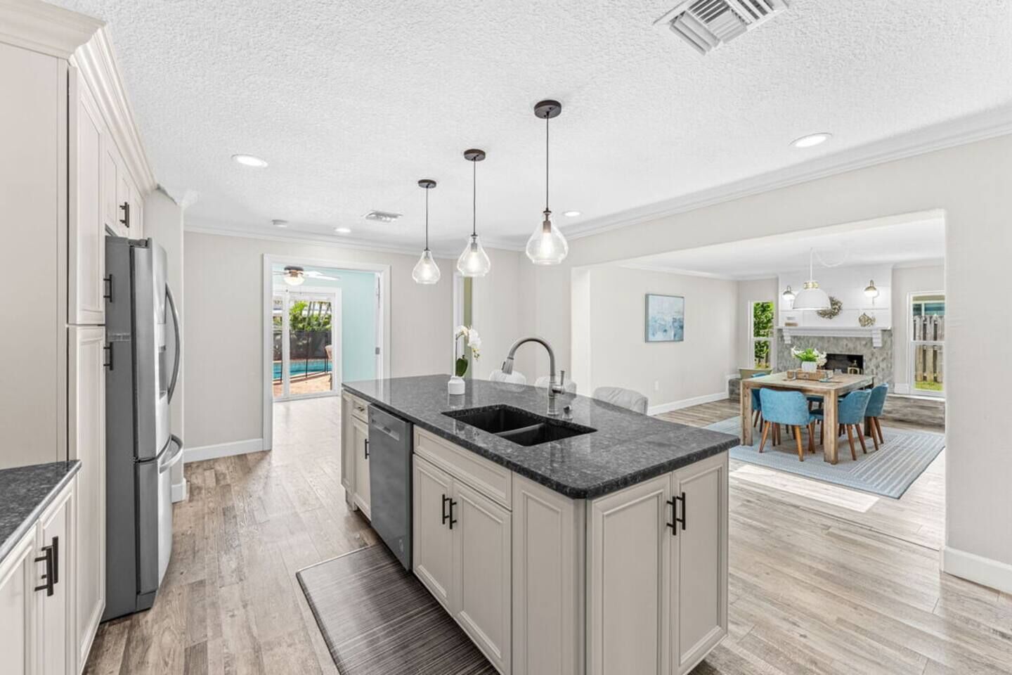 Køleskab, mikrobølgeovn, ovn, kogeplade