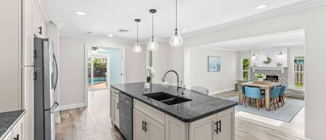 冷蔵庫、電子レンジ、オーブン、コンロ