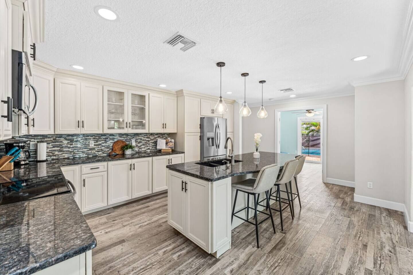 Køleskab, mikrobølgeovn, ovn, kogeplade