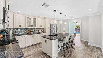 Køleskab, mikrobølgeovn, ovn, kogeplade