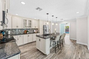 Jääkaappi, mikroaaltouuni, uuni, liesi