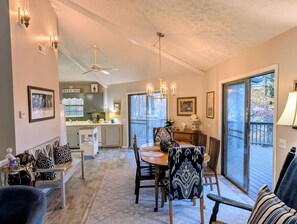 Smart TV, fireplace, books - Alpine Cottage Getaway in Dillard GA- Pet Friendly! (Dillard)