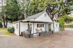Exterior - Cozy 2-bed 2 bath Renton house with fenced yard (Renton)