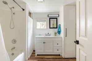 Eco-friendly toiletries, hair dryer, bidet, towels - Cozy 2-bed 2 bath Renton house with fenced yard (Renton)