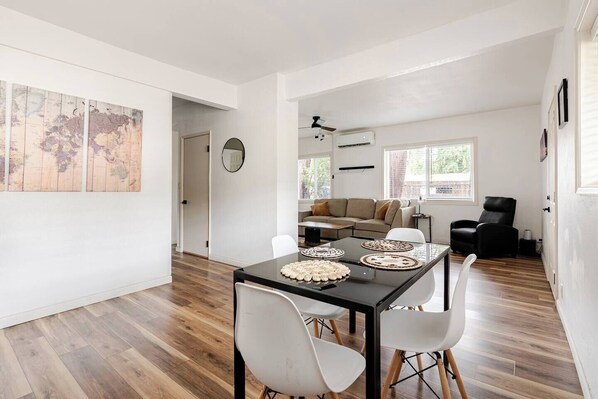 Dining - Cozy 2-bed 2 bath Renton house with fenced yard (Renton)