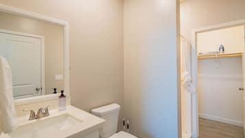 Luxury Apartment, 1 King Bed, Air conditioning | Bathroom