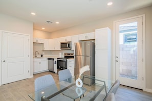 Luxury Apartment, 1 King Bed, Air conditioning | In-room dining - The One Luxury Stay with Gym and Pool (Glendale)