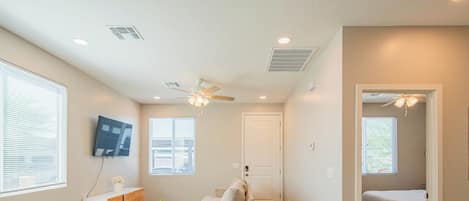 Luxury Apartment, 1 King Bed, Air conditioning | Living area