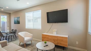 Luxury Apartment, 1 King Bed, Air conditioning | Living room