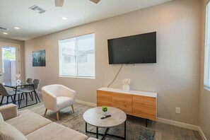 Luxury Apartment, 1 King Bed, Air conditioning | Living room - The One Luxury Stay with Gym and Pool (Glendale)