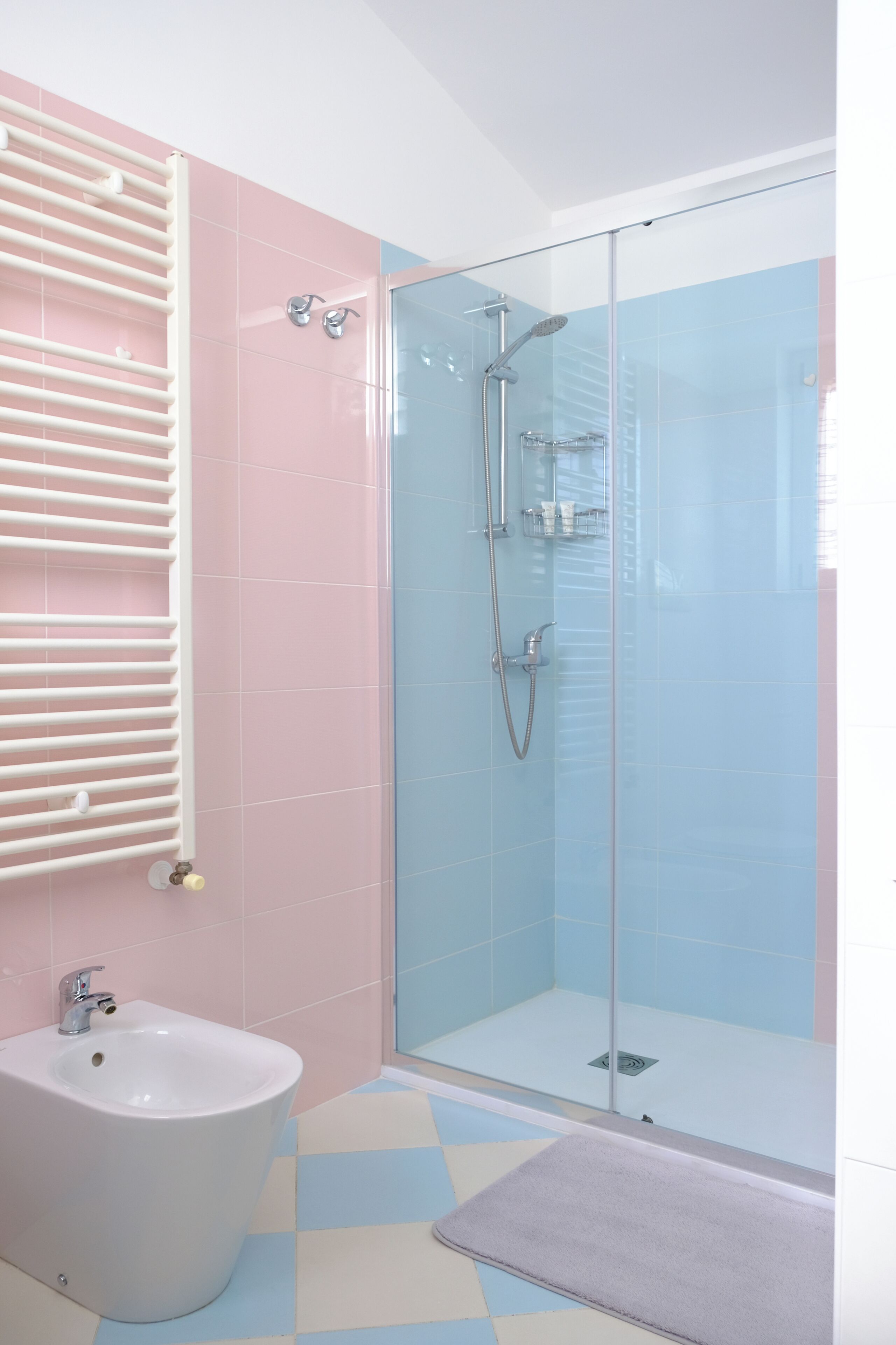 Douche, sèche-cheveux, bidet, serviettes fournies